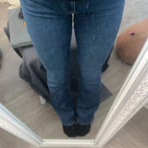 Skit fina jeans från Bikbok i storlek S. De är uppsydda så de passar mig perfekt som är 166 (syns på andra bilden)
