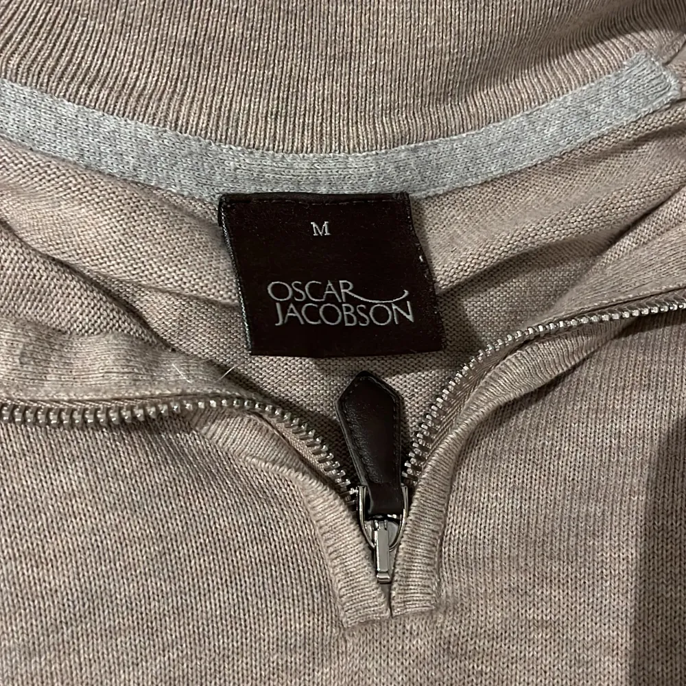 Säljer denna half zip tröjan från Oscar Jacobsson då den inte används längre. Bra skick och få tecken på användning. Storlek M, passar L. Hör av er vid frågor eller funderingar!. Tröjor & Koftor.