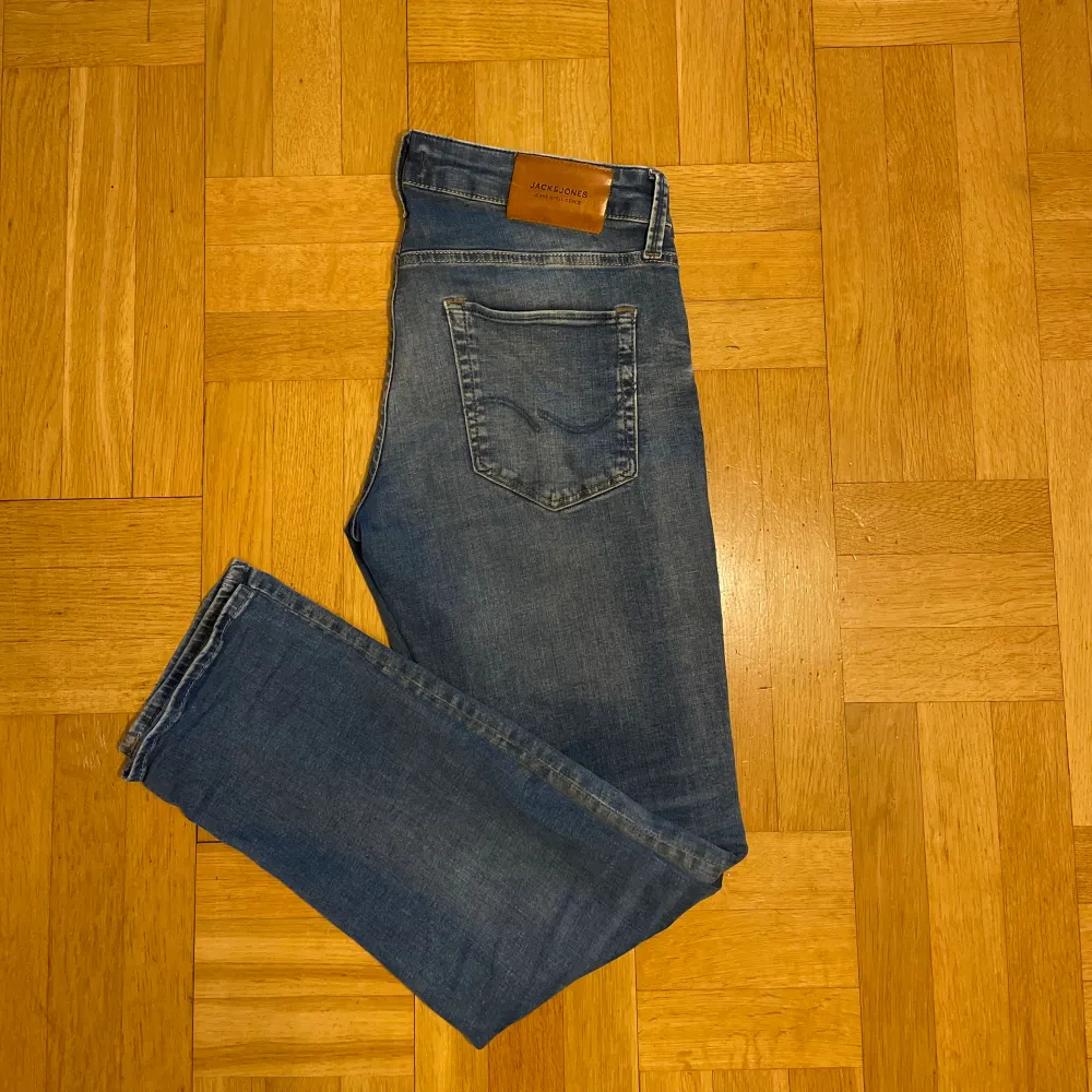 Säljer mina feta Jack and Jones jeans för endast 299 kr. Jeansen har använts ett fåtal gånger och har inga defekter. Modellen är Slim/Glenn. Ny pris är 800 kr. Jeans & Byxor.