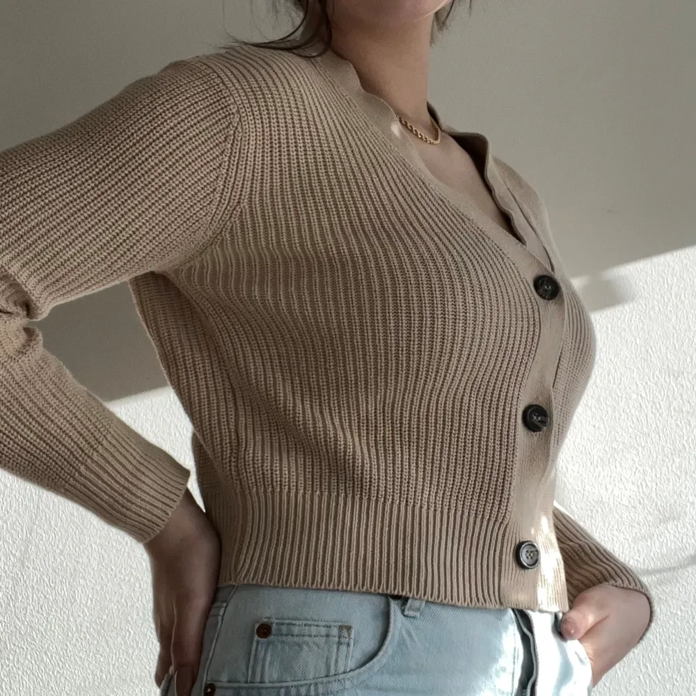 Stilren och enkel beige stickad tröja väldigt bekväm!🌸. Neuletakit & Villapaidat.