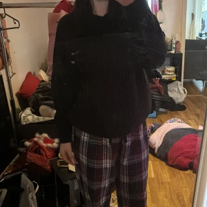 Svart stickad tröja - Säljer denna jätte fina stickade svarta tröjan för den har inte kommit till användning och är förstor aldrig använt