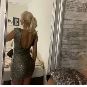 Glittrig klänning  - Köpte här på plick men insåg att jag ej behöver den. Bilderna är ej mina. Superfint skick!