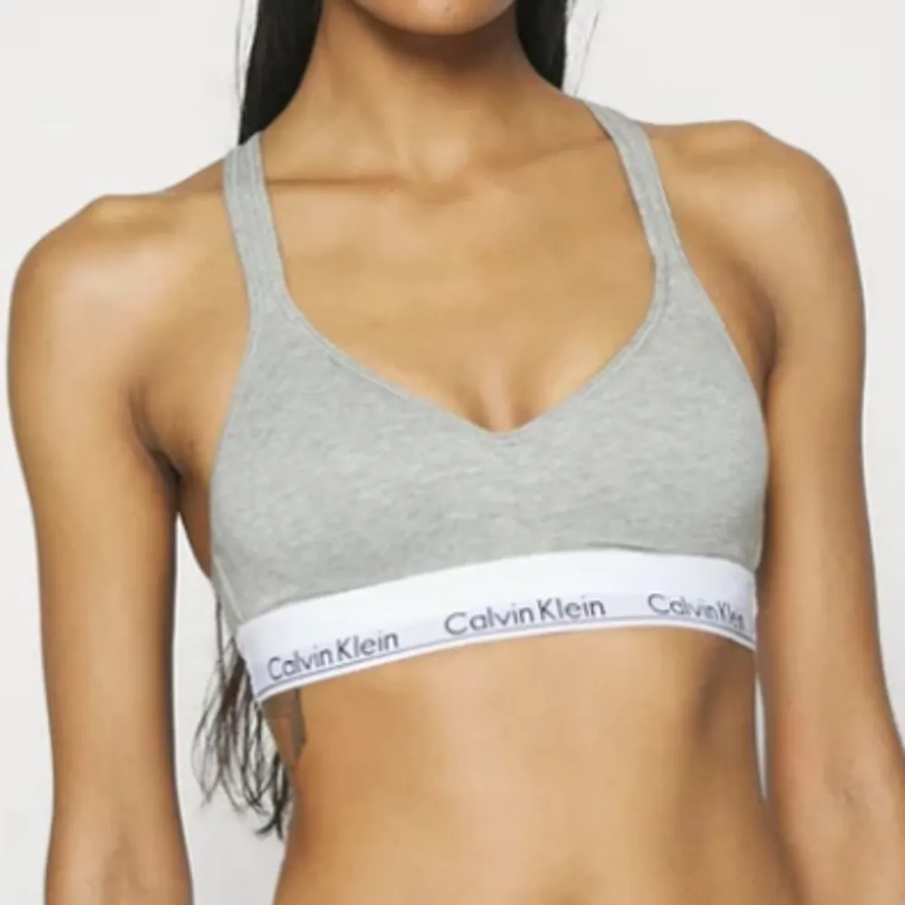 Calvin Klein bh som endast är använd 3 ggr, storlek xs, inga defekter ❤️ köpt för 400:-. Toppar.