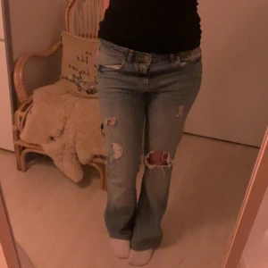 Lågmidjade blå jeans - Jättesnygga jeans från gina tricot strl 36. Använt få gånger💗 Pris går att diskuteras💗