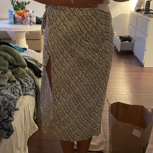 Mönstrad kjol  - Säljer min superfina mönstrade kjol från Pull and Bear för den kommer inte till användning. Oanvänd i storlek M!