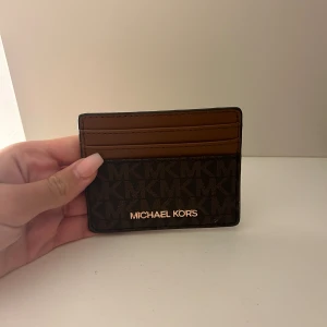 Michael kors korthållare äkta  - Jättefint skick, som ny. Finns en väska till i en annan annons, paketpris ordnas för båda Nypris 499kr