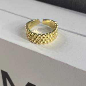 Superfin ring från Ioaku! Guldig och justerbar! Nypris 399 men säljer för 299 så den är använd ca 2 ggr💗💗Frågor?Pris kan diskuteras!!