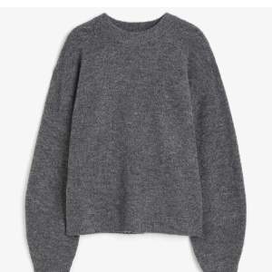 Säljer denna mysiga slutsålda stickade tröjan från h&m!! Använt ett fåtal gånger men mycket bra skick! Använd gärna köp nu!😊