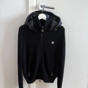 Moncler cardigan down filled  - Säljer Denna Extremt Sällsynta Omtyckta Moncler Cardiganen Stl S! Kvitto finns! Cond 8/10, perfekt nu till varmare väder:)  Skambud Undanbedes.  4000 