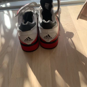 Lyftarskor dam - Säljer mina fina lyftarskor från adidas då dom inte använda, väldigt sparsamt använda. Strl 40