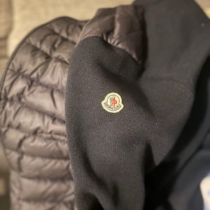 Moncler cardigan - Size Large. Bra skick och inga flaws på jackan. Färgen är navy blå och är sällsynt. Självfallet äkta.