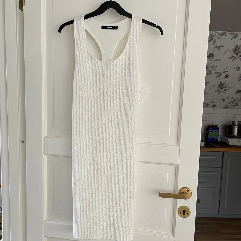 En fin vit klänning . Klänningar.