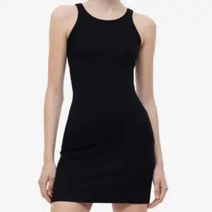 Ribbad klänning från H&M Strl S Aldrig använd. Den är lite längre än på modellen och den är brun. 📷 Säg till om du vill ha fler bilder så fixar jag det. 💸 Vid snabb affär kan ja tänka mig att sänka priset. ✉️ Köparen står för frakten. 📍 Kan mötas upp 