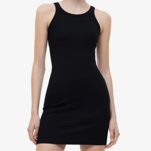 Ribbad klänning - Ribbad klänning från H&M Strl S Aldrig använd. Den är lite längre än på modellen och den är brun. 📷 Säg till om du vill ha fler bilder så fixar jag det. 💸 Vid snabb affär kan ja tänka mig att sänka priset. ✉️ Köparen står för frakten. 📍 Kan mötas upp 
