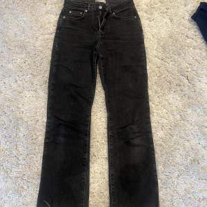 Svarta jeans i storlek 34 från Ginatricot. Säljer pga att de är för små. Köparen står för frakten.