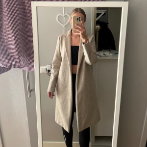 Beige kappa  - Beige kappa från ZARA i strl M Är 172cm lång. Kan skicka mot fraktkostnad alternativt hämtas/mötas upp i Stockholm💕