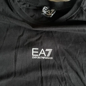 EA7 tshirt - Bra skick, varan är för liten därför säljs