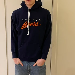 Hoodie - En mörkblå hoodie från Logo 7. Storleken är uppskattningsvis small, S. Tröjans kvalite är bra.