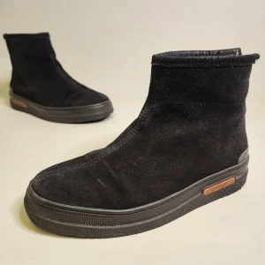 Gant Fodrade Boots Storlek 37 Kängor Vinterskor Svart - 14 dagars ångerrätt! Skick: Skorna är slitna under (bild 3) och lite i mockan (bild 2) men annars är de i bra skick. Inga hål på utsidan eller insidan. Ingen illa lukt. Hör av dig om du har några frågor! Tack för att du tittade!