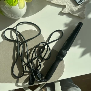 Cera Locktång - Locktång från Cera, ”Curling Wand” Köpt på lyko.  Använd ca 5 gånger, säljes pga har en annan.  Kan skickas mot fraktkostnad alternativt hämtas/mötas upp i Stockholm💕