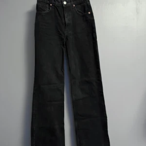 Vida Jeans - Använda ett fåtal gånger, mycket bra skick, aningen små i storleken, full length 