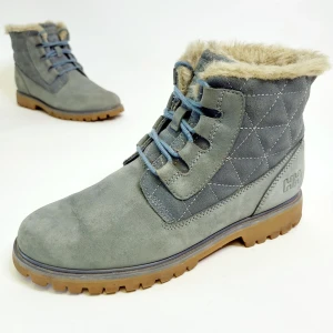 Helly Hansen Fodrade Kängor Storlek 37.5 Vinterskor Skor Blå - 14 dagars ångerrätt! Skick: Skorna är i mycket bra skick. Inga hål eller illa lukt. Hör av dig om du har några frågor! Tack för att du tittade!