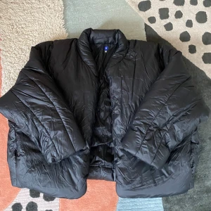 Yeezy balenciaga jacka v2 - Jackan är en collab mellan Yeezy, gap och balenciaga som inte säljs längre. Jag säljer den för att den inte passar mig. Har bara använt den när jag testat den så den är så gott som ny. För andra bilder är det bara att höra av sig. Pris kan diskuteras