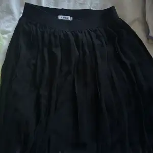 Kort plisserad kjol från NAKD storlek L. 65kr, frakt tillkommer.