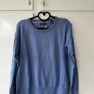Blå Premium cotton tröja från Gant. Nyskick utan prislapp. Nypris: 499kr.