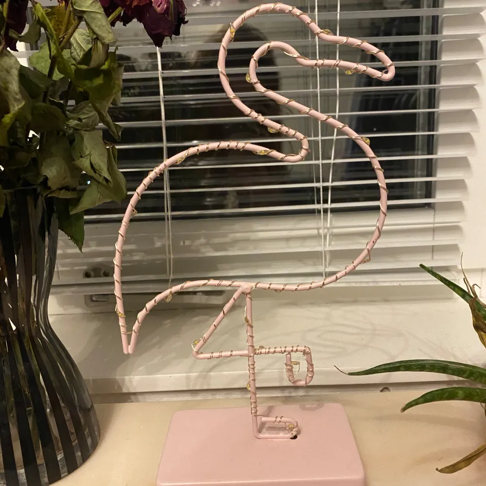 Flamingo lampa, rosa. Den är hel och i bra skick. Övrigt.