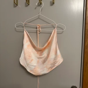 Topp från Gina - Wow en jättefin topp från Gina. Du behöver lägga in snören i de hålen där bak, vilket jag kan göra åt dig om du är intresserad. Den är för liten för mig 🥹 Fint skönt material!