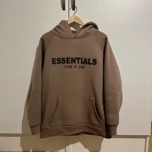 Säljer min riktigt feta essentials hoodie i storlek M. Har använd den ett par gånger men har till mestadels legat i garderoben. OBS! Inte äkta utan 1:1 kopia