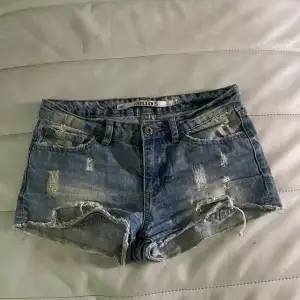 Lågmidjade shorts från Lager 157, säljs inte längre. Storlek S 