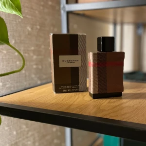 Burberry parfym London - Säljer nu min burberry parfym då jag har så många andra och kom inte till användning. Burberry London for Men är en sofistikerad och elegant doft. Priset kan alltid diskuteras och är villig att byta.
