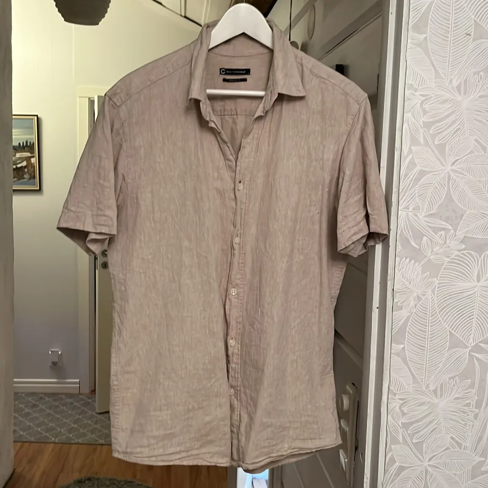 Säljer min linne skjorta perfekt till sommaren pga att den inte kommer till användning, knappt använd och mycket gott skick! . Skjortor.
