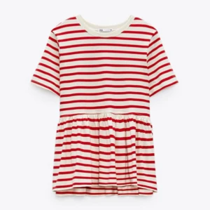 Randig volangtopp - LÅNADE BILDER! Fin randig volangtopp från zara strl S men passar lika bra som XS ❤️ använd kanske 3 gånger ❤️skriv privat för egna bilder samt innan ni trycker köp nu 🫶🏼