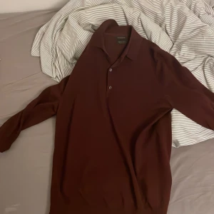 Vinröd merinoull trölja - Tja säljar denna feta vinröda merinoull tröja från gutterridge anledning inte min typ av tröja men ny pris på den är 1000| den e väldtigt skön och stilig till några vinröda skor eller svarta eller vita och är 174 och den passar perfekt