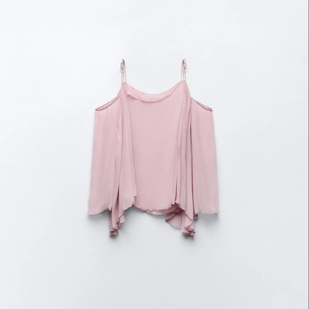 Supersöt rosa blus ifrån Zara!☺️säljs då den inte kommer till användning. helt ny aldrig använd. Blusar.