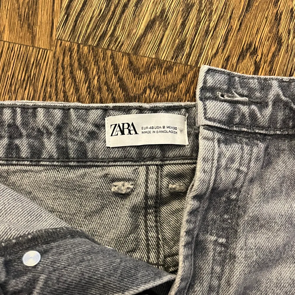Gråa jeansshorts från Zara! Passar även någon med storlek 36-42 beroende på hur löst/tight man vill att de ska sitta. Nästintill oanvända. Använd gärna ”köp nu”! 💖 Kontakta vid frågor! . Shorts.
