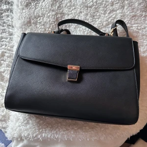 Väska  - En väska från Anna field som bara använts en gång. Den kommer med ett uttänjbart band så man kan ha den både som handväska och axelremsväska🤩✨