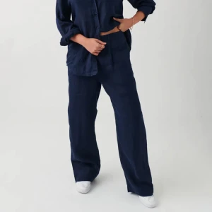 Mörkblå linnebyxor  - Säljer dessa helt oanvända linnebyxor med prislapp kave i strl M från GinaTricot! Köpta för 500kr 