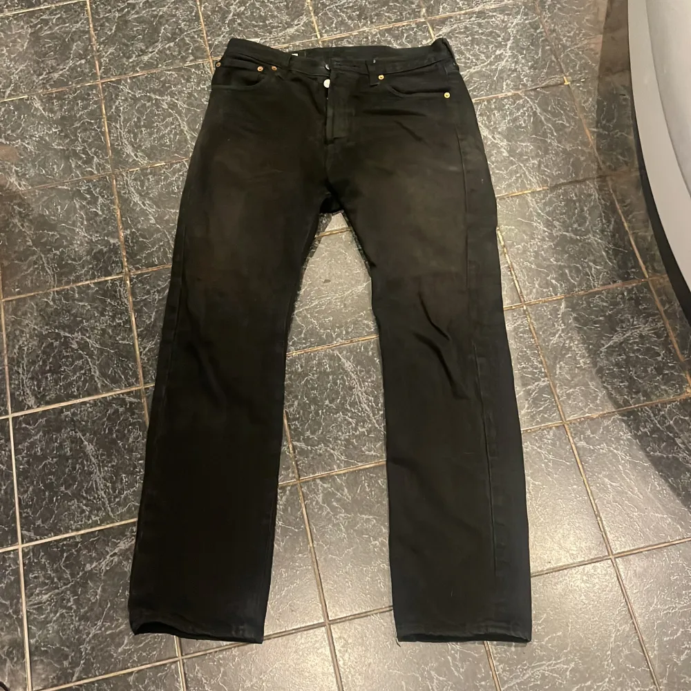 Svarta Levis 501 jeans i storlek 30/32 har inte använt dom på flera år rätt bra skick . Farkut & Housut.