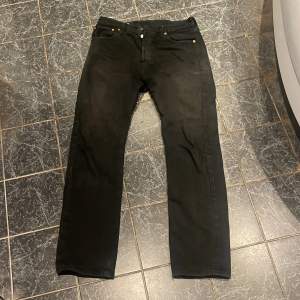Svarta Levis 501 jeans i storlek 30/32 har inte använt dom på flera år rätt bra skick 
