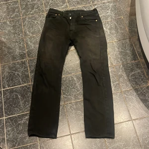 Levis jeans 501 - Svarta Levis 501 jeans i storlek 30/32 har inte använt dom på flera år rätt bra skick 