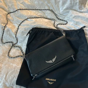 Zadig & Voltaire väska - Säljer min fina Zadig väska då den inte kommer till användning längre tyvärr💕den är i jätte fint skick 🫶🏼