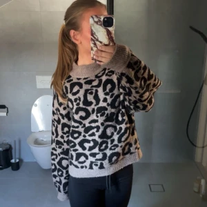 Leopard tröja - Säljer denna stickade leopardmönstrade tröja i jätte fint skick. Använd fåtal gånger men köpt för några år sedan❤️super trendig 
