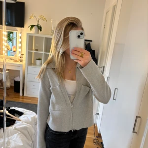 Grå cardigan/kofta från Åhléns  - Grå kofta/cardigan i storlek XS från Åhléns i mycket bra skick! Nypris är 599kr