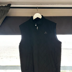 Gant väst - Gant väst i storlek medium!  Använd 2 gånger!  Rätt fräsch väst