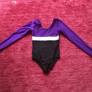 Bas-trupp tävlings dräkt - Stockholms top gymnastics Bas-trupp tävlings dräkt. Går såklart att köpa ändå om man inte går i klubben. Endast använd en gång på en tävling. Säljer pga av att den är för liten. Kontakta gärna mig om du har frågor!