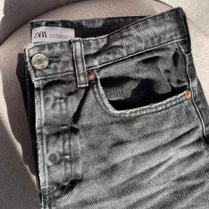 Jeans från zara i använt skick, midwaist och strl 36🤍